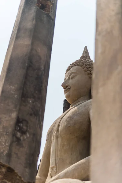 Primo piano della scultura buddha nel vecchio tempio di Sukhothai, Th — Foto Stock