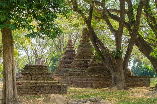 Staré chrámy v historickém parku si Satchanalai, Sukhothai, Tha — Stock fotografie