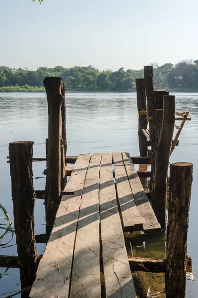 Dřevěný most s říční lanovou krajinu — Stock fotografie