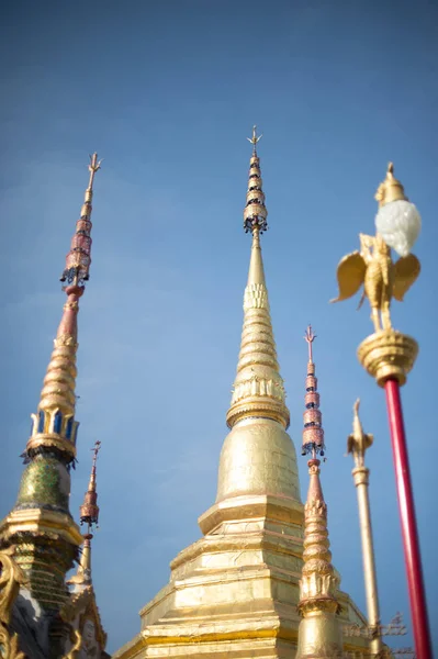 Nahaufnahme von jedi oder stupa mit blauem Himmel — Stockfoto