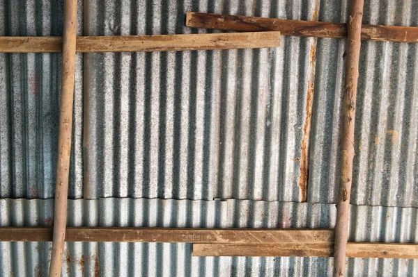 Toiture en zinc avec cadre en bois arrière-plan de construction — Photo