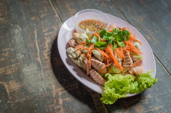 Yum Salat von Fleischbällchen Nahaufnahme mit Holzplanke Hintergrund — Stockfoto