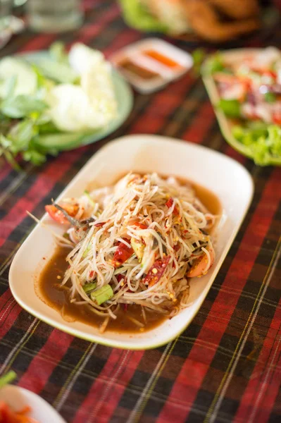 Close-up de salada de mamão gostoso ou Som Tam comida — Fotografia de Stock