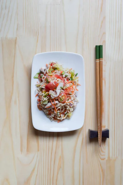 Close-up van Mama yum eten op houten tafel — Stockfoto