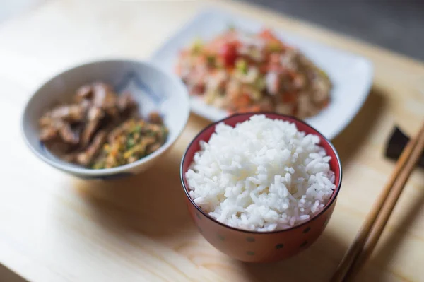 Closeup de estilo de comida japonesa em placa de madeira — Fotografia de Stock