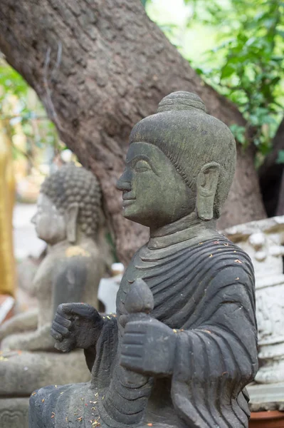 Primer plano de la antigua escultura buda en un templo —  Fotos de Stock