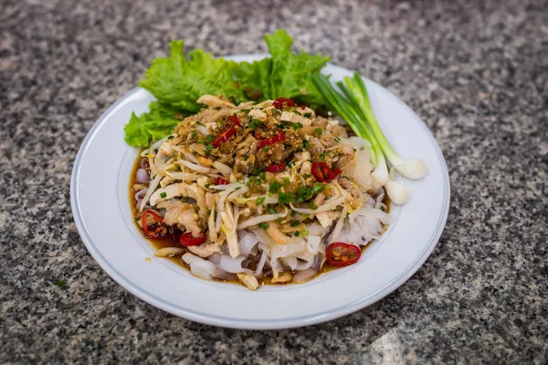 Asiatische Nudel Stil auf weißem Teller Nahaufnahme — Stockfoto