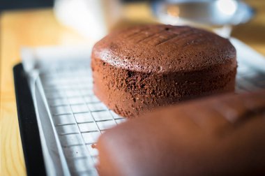 Pastane dükkanında çikolatalı kek incloseup