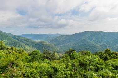 Dağ ve bulutlar gökyüzü manzara