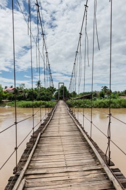 Nehir manzarası ile eski ahşap köprü