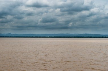 Bulutlar gökyüzü ile göl Manzara