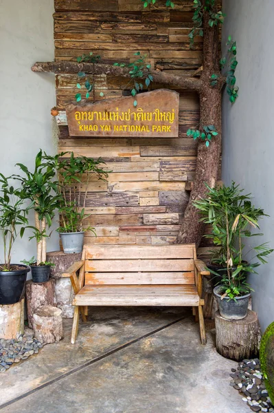 Chaise en bois avec décor de toile de fond — Photo