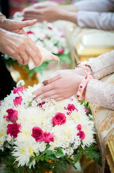 Closeup of Hand Used Conch Shell for Rod Nam Sang, Traditional T — Stock Photo, Image