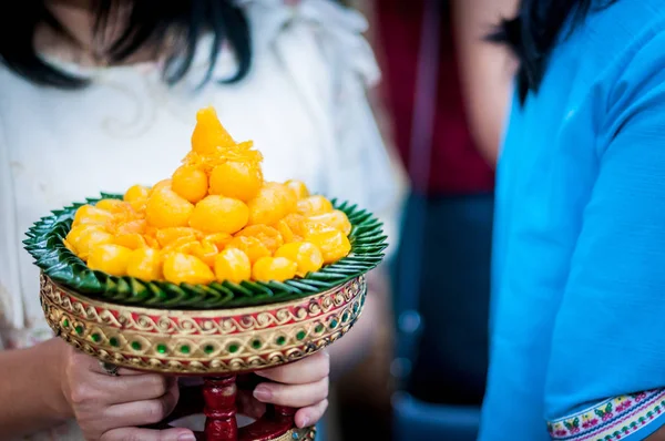 Mensen houden van Thaise dessert voedsel stijl — Stockfoto