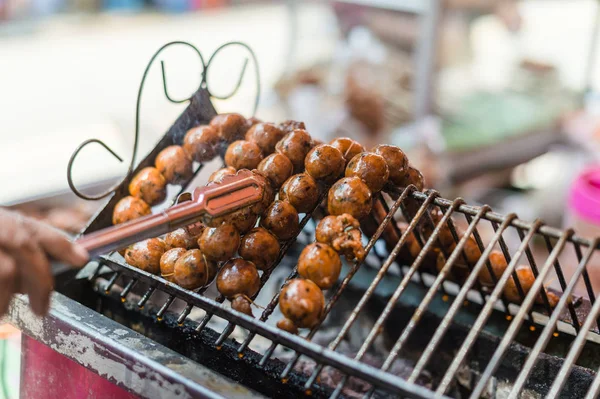 Primer plano del cocinero a la parrilla de comida salchicha — Foto de Stock