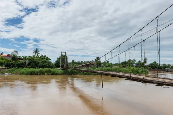 Ponte de madeira velha com paisagem fluvial — Fotografia de Stock