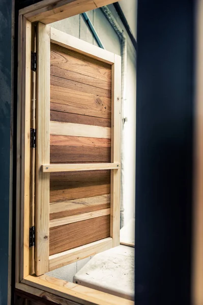 Primo piano della finestra in legno vintage decorato — Foto Stock