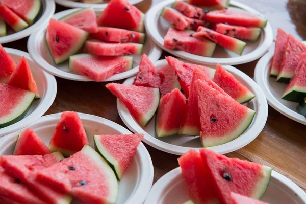 Nahaufnahme von Wassermelonenscheibe auf weißem Teller — Stockfoto