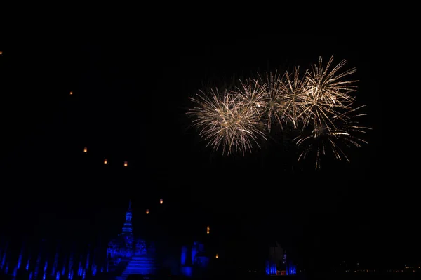 Hermoso festival de fuegos artificiales del parque de historia de Sukhothai — Foto de Stock