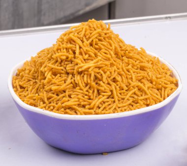 patates bhujiya veya aloo bhujiya veya sev namkeen kabın içinde 