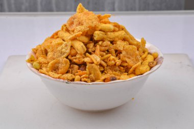 geleneksel Hint baharatlı karışımı namkeen 