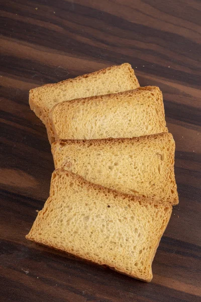 Křupavý a mazaný mléčný toast nebo Rusk na strukturu dřeva. jpg — Stock fotografie