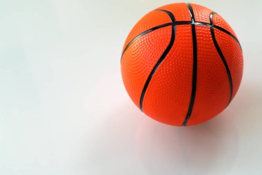 Basketbol spor ve fitness aktivite olarak beyaz arka plan üzerinde