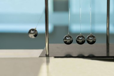 Topları Newton'un beşiği bulanık arka planlar üzerinde dengeleme