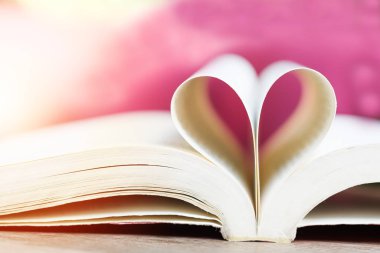 Kalp şeklinde kitap, bilgelik ve eğitim konsepti, dünya kitabı ve telif hakkı günü