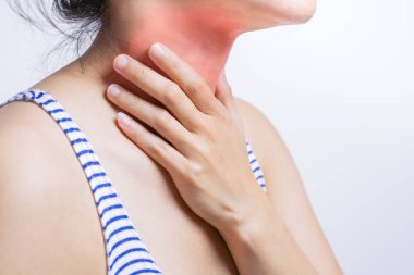 Boğaz ağrısı kadın. Kadın el boyun boğaz duygu kötü dokunmadan. Sağlık ve tıp kavramı