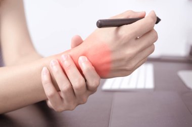kadın bilek kol ağrısı uzun kalem fare çalışma kullanın. Office sendromu sağlık ve tıp kavramı