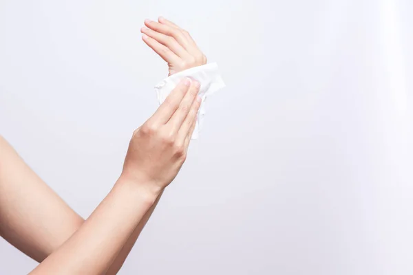 白い柔らかいティッシュペーパーで手を掃除する女性 白い背景に隔離され — ストック写真