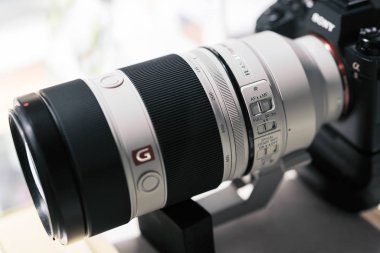 Shanghai, Çin - Nisan 2018: Sony A7 RII aynasızlar G ana objektif. Optik Steady Shot Sony kamera editoryal için makro lens ile yapılan teklif