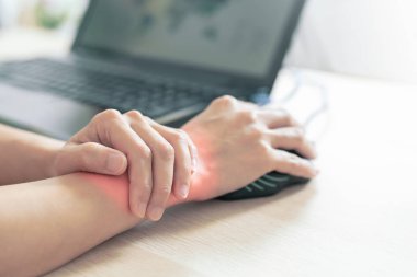 kadın bilek kol ağrısı uzun kullanın fare çalışma. Office sendromu sağlık ve tıp kavramı