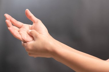 Kadın bilek ağrısı. ofis sendromu sağlık ve tıp konsepti