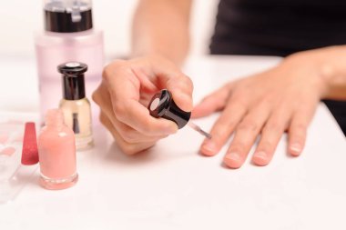 Uygulama kadın şişe tırnak cilası ve sökücü, moda ve güzellik kavramı ile beyaz tabloda cilası