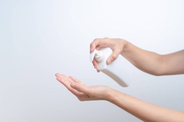 Vücut losyonu cilt bakımını uygula. Kadın elleri, vücut kremi şişesini tutuyor. Güzellik ve Vücut Bakımı