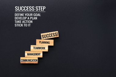 Başarıya giden merdiven. Başarılı iş konsepti. Metin içeren ahşap adım ve kopyalama alanı