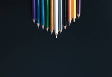 Liderlik iş kavramı. Beyaz renk kalem kurşun diğer renk siyah arka plan üzerine