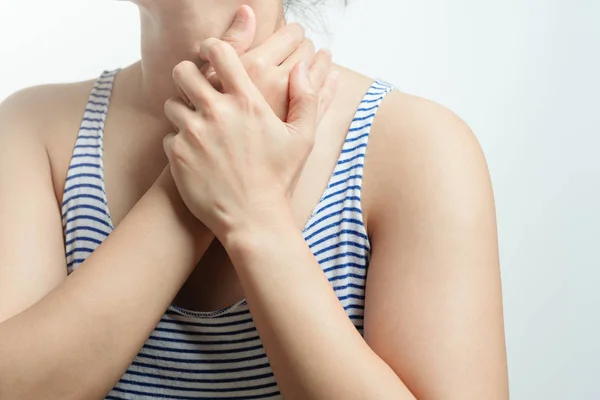 Dolor Garganta Mujeres Mano Mujer Tocando Cuello Con Dolor Garganta — Foto de Stock