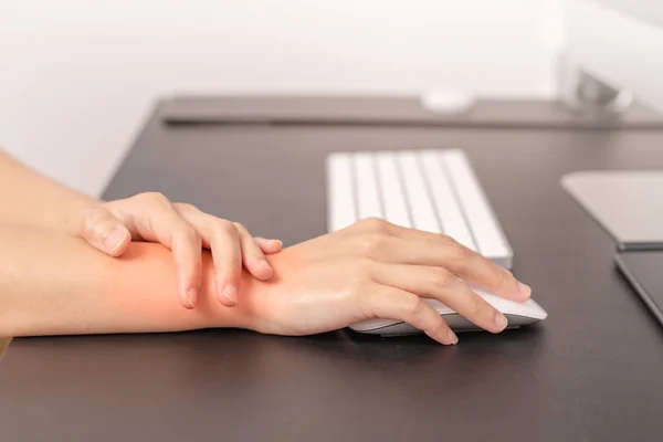 kadın bilek el kol ağrısı uzun kullanın fare çalışma. Office sendromu sağlık ve tıp kavramı
