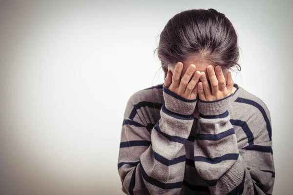 Donne Depresse Sedute Nella Stanza Buia Sole Tristezza Concetto Emotivo — Foto Stock