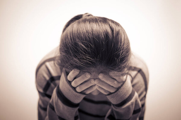 депрессивные женщины, сидящие в темной комнате, одинокие, грусть, эмоциональная концепция
