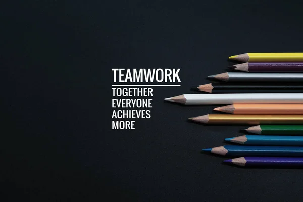 チームワークの概念 チームワーク 一緒に 実現より多くの単語と黒の背景に色鉛筆のグループ — ストック写真