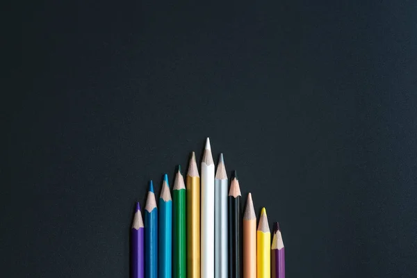 Fehér Színű Ceruzát Vezet Más Osztozik Eszme Fekete Háttér Másol — Stock Fotó