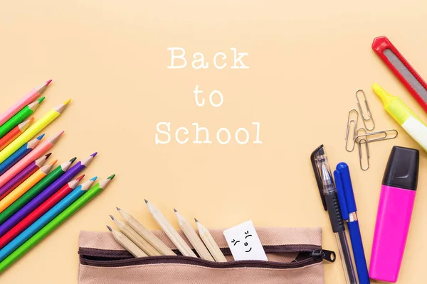 Welkom Terug School Achtergrond Kleurrijke Kleurpotlood Briefpapier Tas Gele Achtergronden — Stockfoto