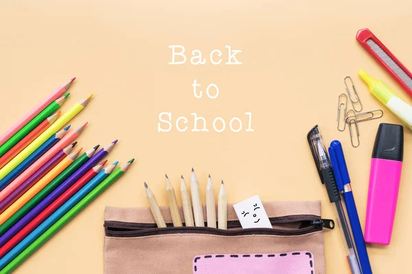 Okulun Arka Planına Hoş Geldiniz Renkli Renkli Kalem Kırtasiye Çantası — Stok fotoğraf
