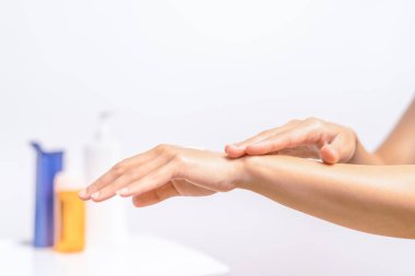 UV koruma vücut losyonu Cilt Bakımı uygulayın. UV koruma holding kadınlar eller krem şişe vücut. Güzellik ve vücut bakım kavramı