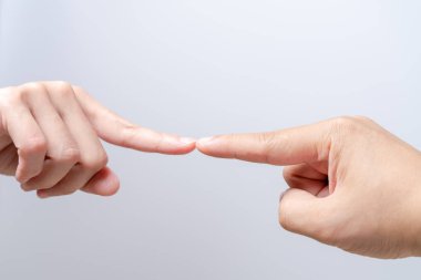 kadın ve erkek ellerini birbirine doğru ulaşan dokunmadan parmak işareti. Çeşitlilik fark kavramı