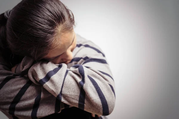 Donne Depresse Sedute Nella Stanza Buia Sole Tristezza Concetto Emotivo — Foto Stock